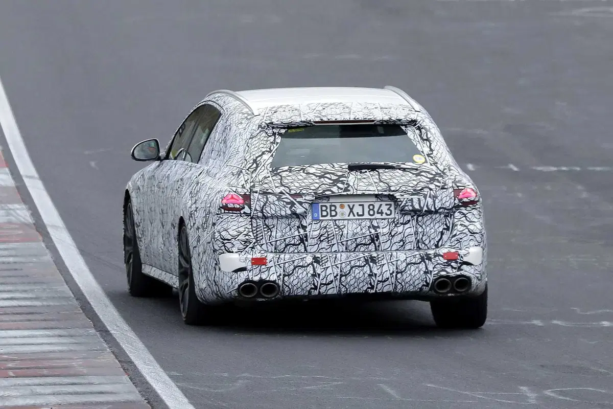 Mercedes AMG E53 berlina e station wagon, il restyling è in arrivo [Foto Spia] (10)