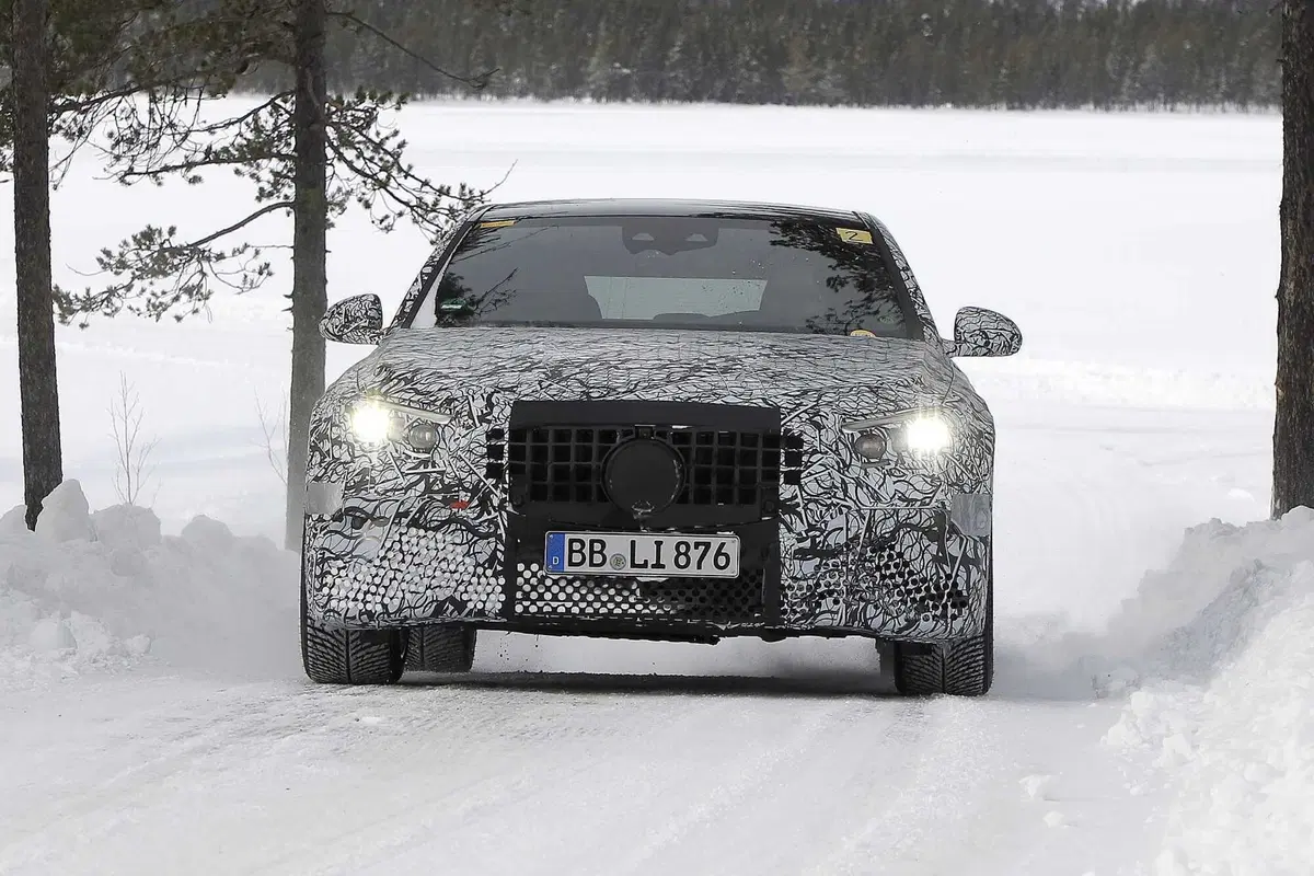 Mercedes AMG E53 berlina e station wagon, il restyling è in arrivo [Foto Spia] (11)