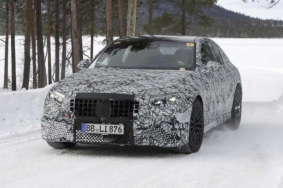 Mercedes AMG E53 berlina e station wagon, il restyling è in arrivo [Foto Spia] (12)