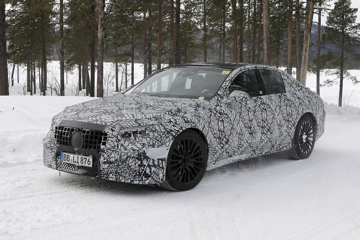 Mercedes AMG E53 berlina e station wagon, il restyling è in arrivo [Foto Spia] (13)