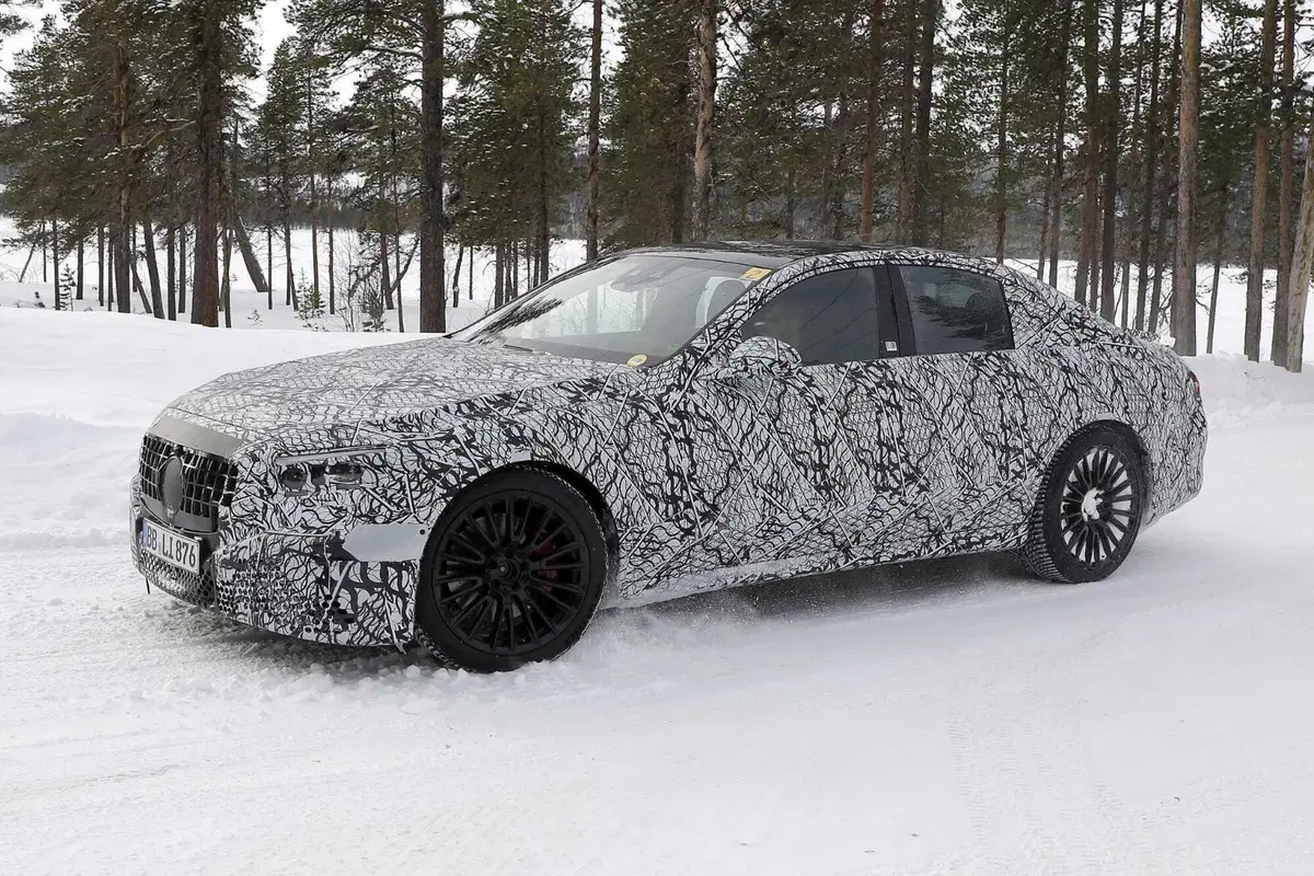 Mercedes AMG E53 berlina e station wagon, il restyling è in arrivo [Foto Spia] (14)