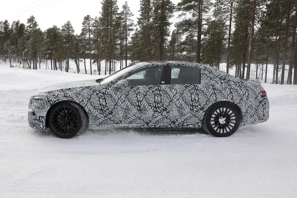 Mercedes AMG E53 berlina e station wagon, il restyling è in arrivo [Foto Spia] (15)