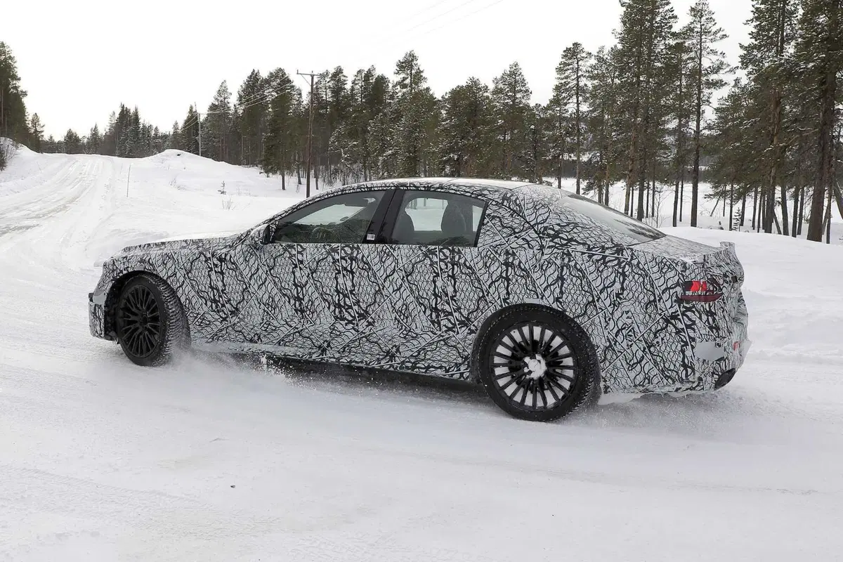 Mercedes AMG E53 berlina e station wagon, il restyling è in arrivo [Foto Spia] (16)