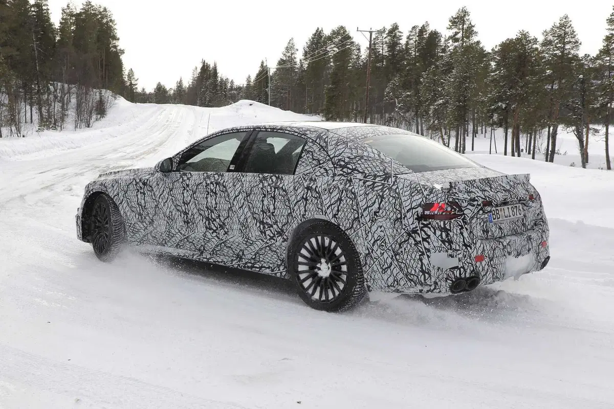 Mercedes AMG E53 berlina e station wagon, il restyling è in arrivo [Foto Spia] (17)