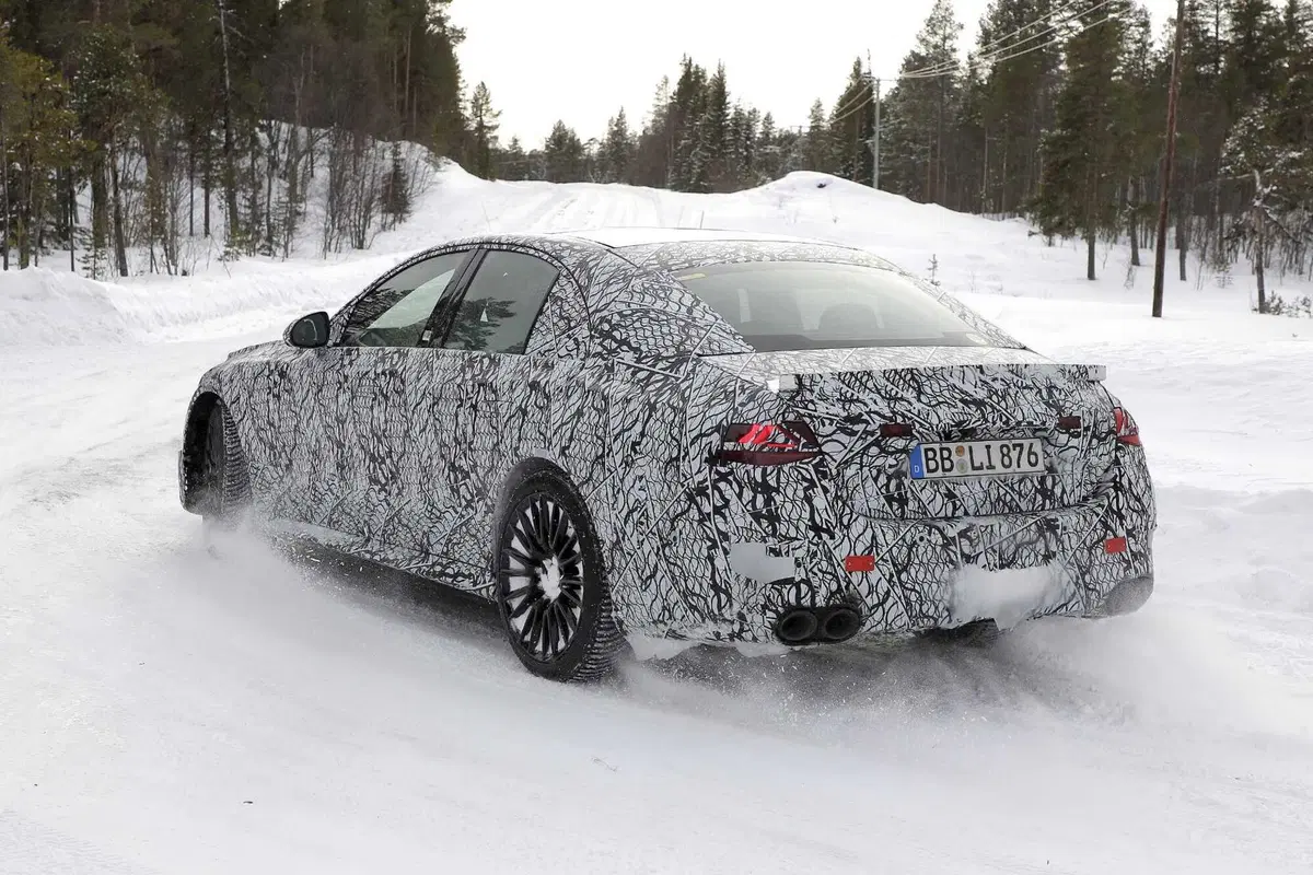 Mercedes AMG E53 berlina e station wagon, il restyling è in arrivo [Foto Spia] (18)