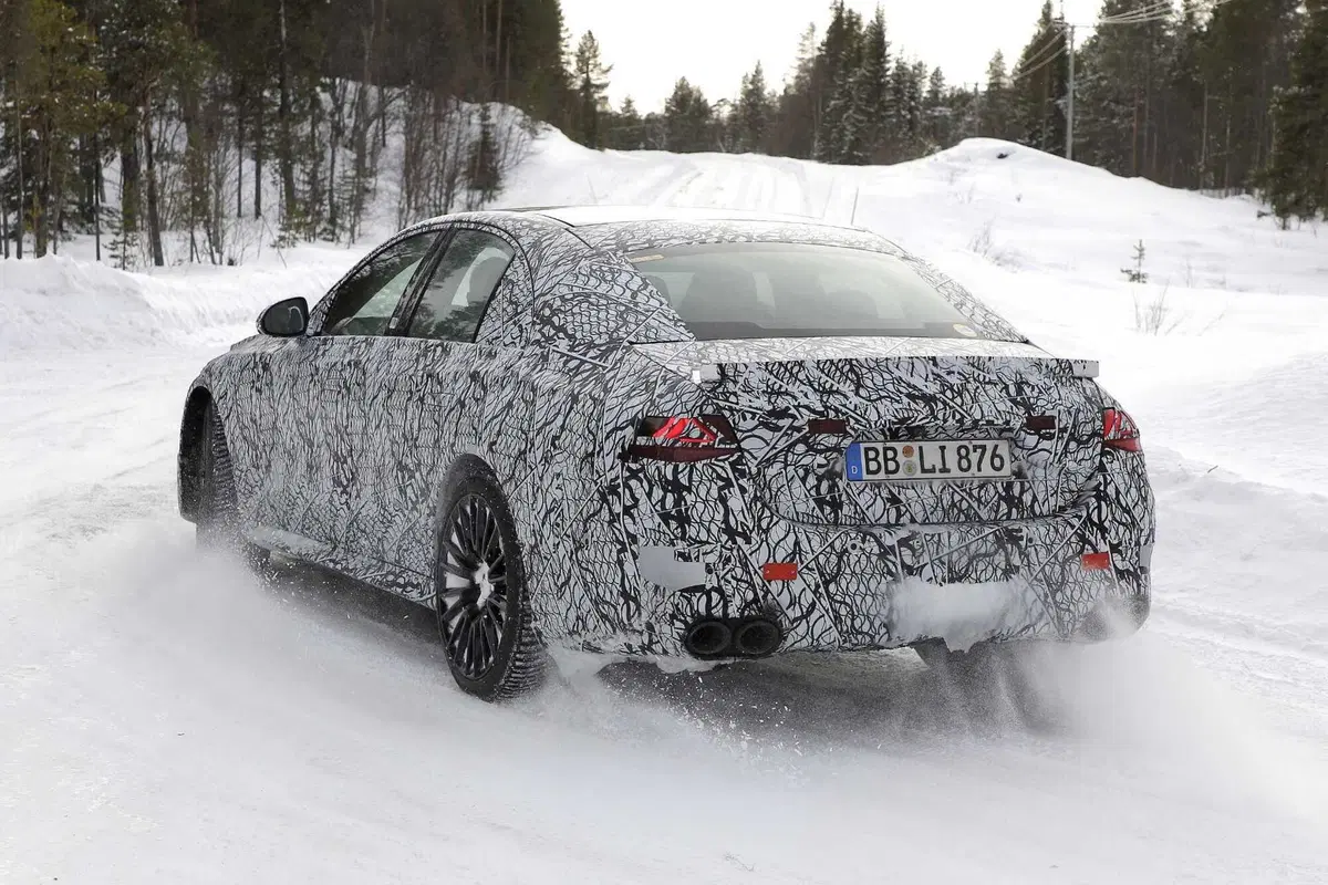 Mercedes AMG E53 berlina e station wagon, il restyling è in arrivo [Foto Spia] (19)