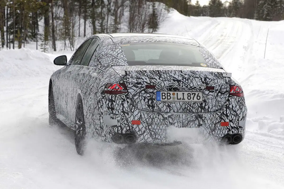 Mercedes AMG E53 berlina e station wagon, il restyling è in arrivo [Foto Spia] (20)