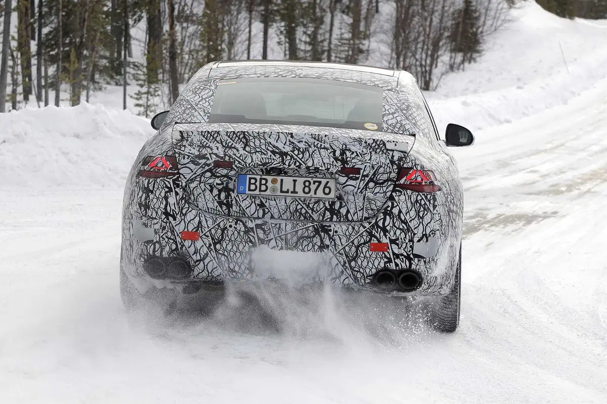 Mercedes AMG E53 berlina e station wagon, il restyling è in arrivo [Foto Spia] (21)
