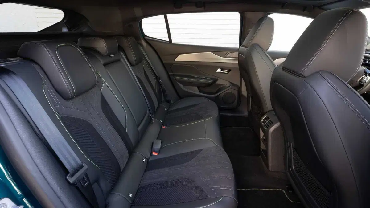Peugeot 408 1.2 hybrid Allure 136cv e-dsc6 (12)
