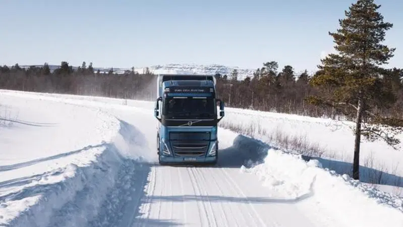 L'idrogeno &egrave; gi&agrave; realt&agrave; per i camion Volvo elettrici: completati i test in Svezia