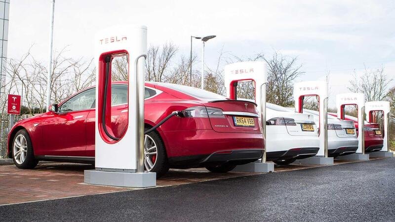 Tesla Supercharger: taglio al prezzo. Ora scende di 0,46 euro a kWh