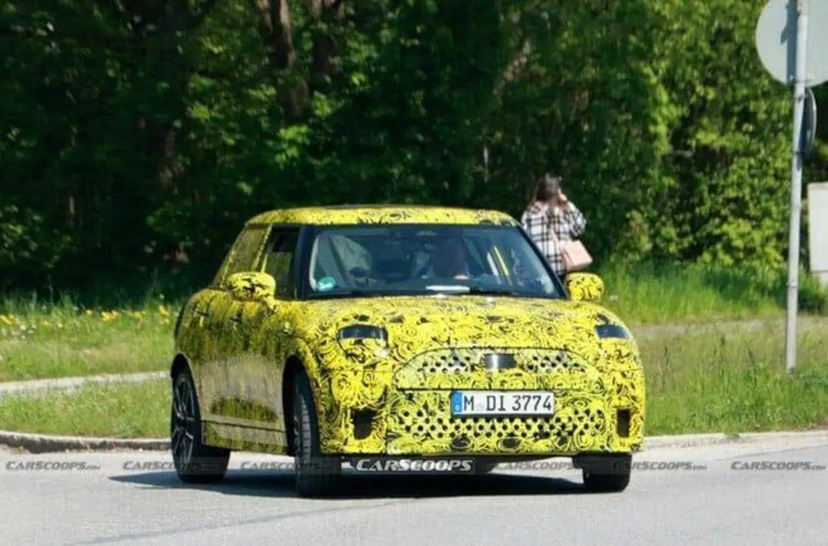 MINI 5 porte | L&rsquo;endotermico abbraccia l&rsquo;ibrido a 48 Volt [Foto Spia]