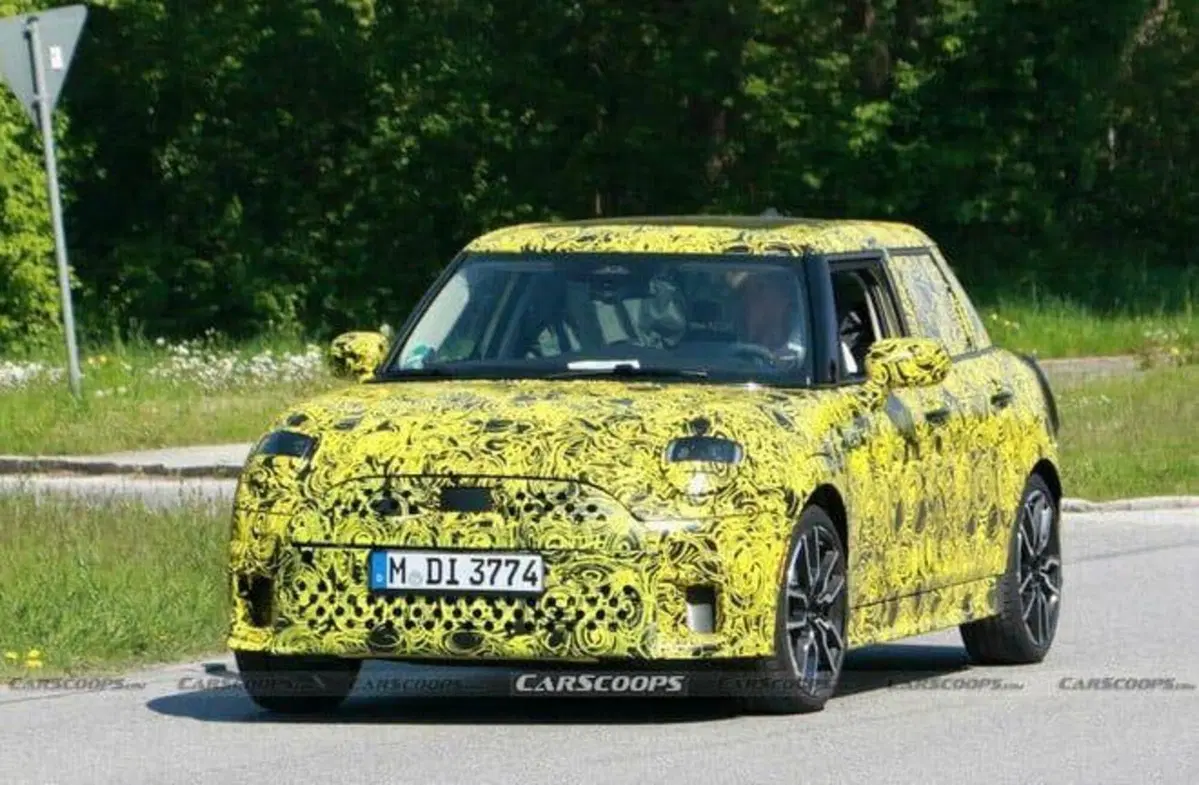 MINI 5 porte | L’endotermico abbraccia l’ibrido a 48 Volt [Foto Spia] (2)