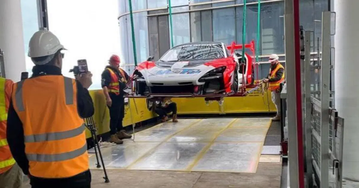 Si fa mettere nell'appartamento al 57&deg; piano una McLaren Senna