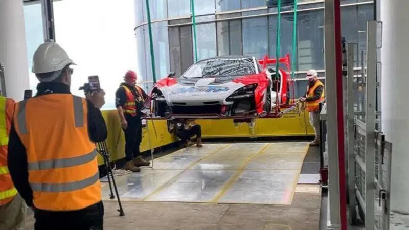 Si fa mettere nell'appartamento al 57&deg; piano una McLaren Senna