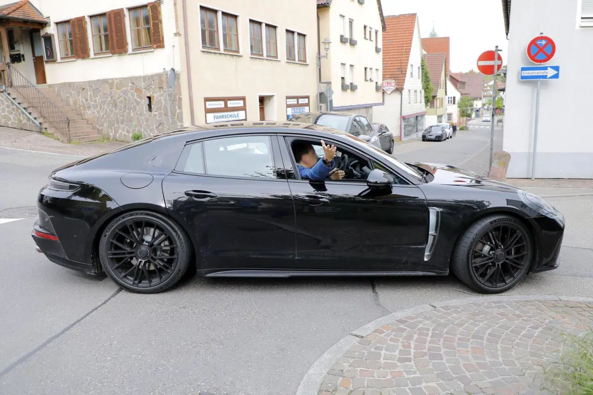 Porsche Panamera, la nuova generazione sarà Plug-In [Foto Spia] (2)