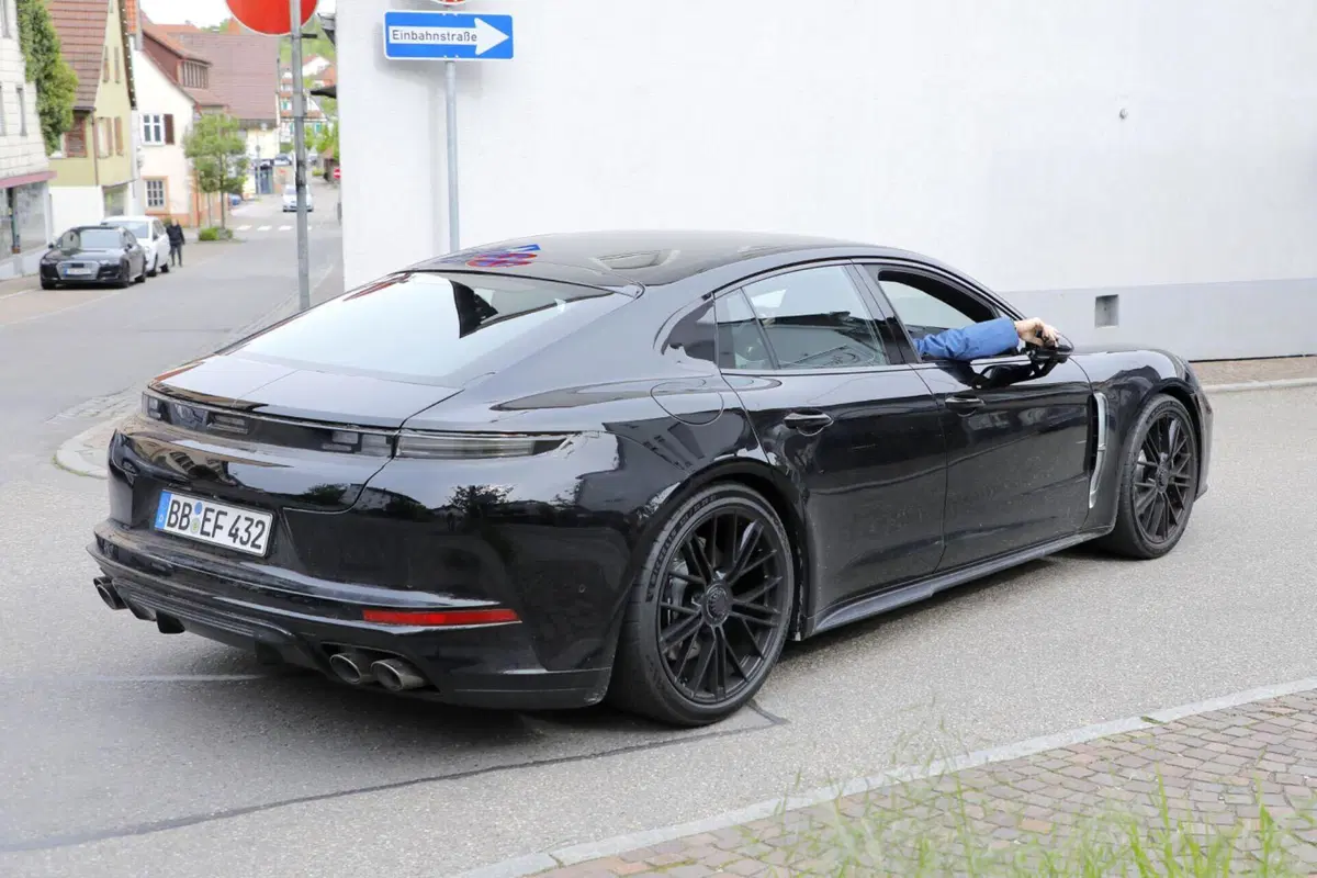 Porsche Panamera, la nuova generazione sarà Plug-In [Foto Spia] (5)