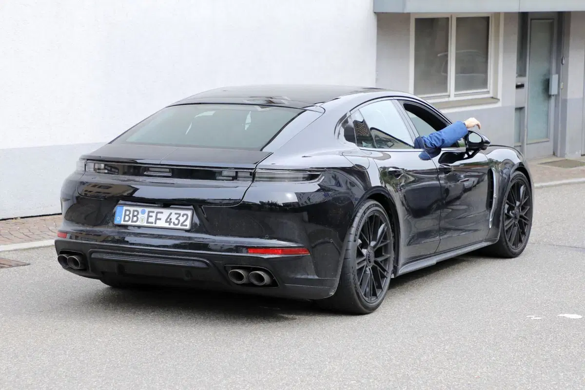Porsche Panamera, la nuova generazione sarà Plug-In [Foto Spia] (6)