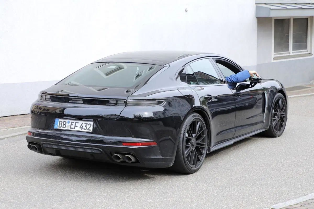 Porsche Panamera, la nuova generazione sarà Plug-In [Foto Spia] (8)