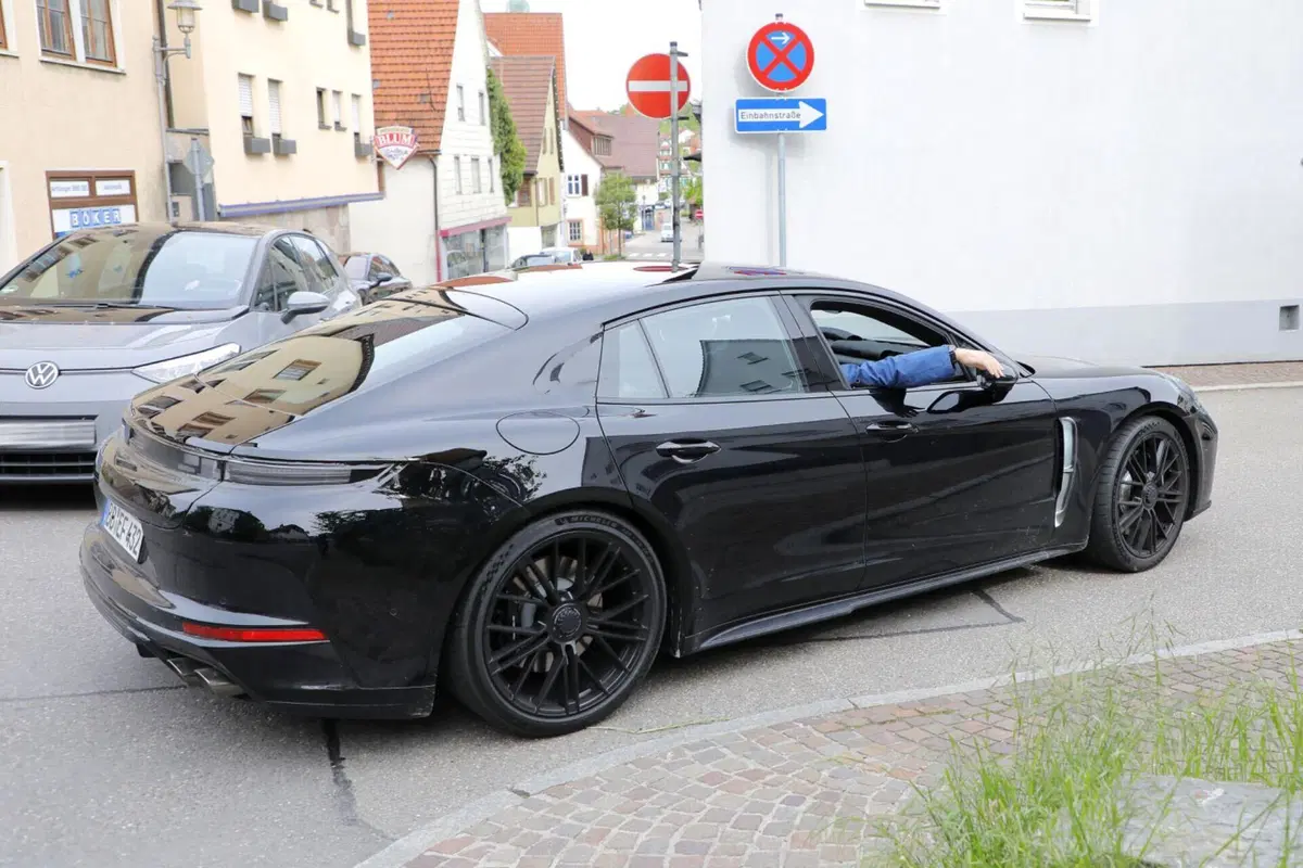 Porsche Panamera, la nuova generazione sarà Plug-In [Foto Spia] (10)