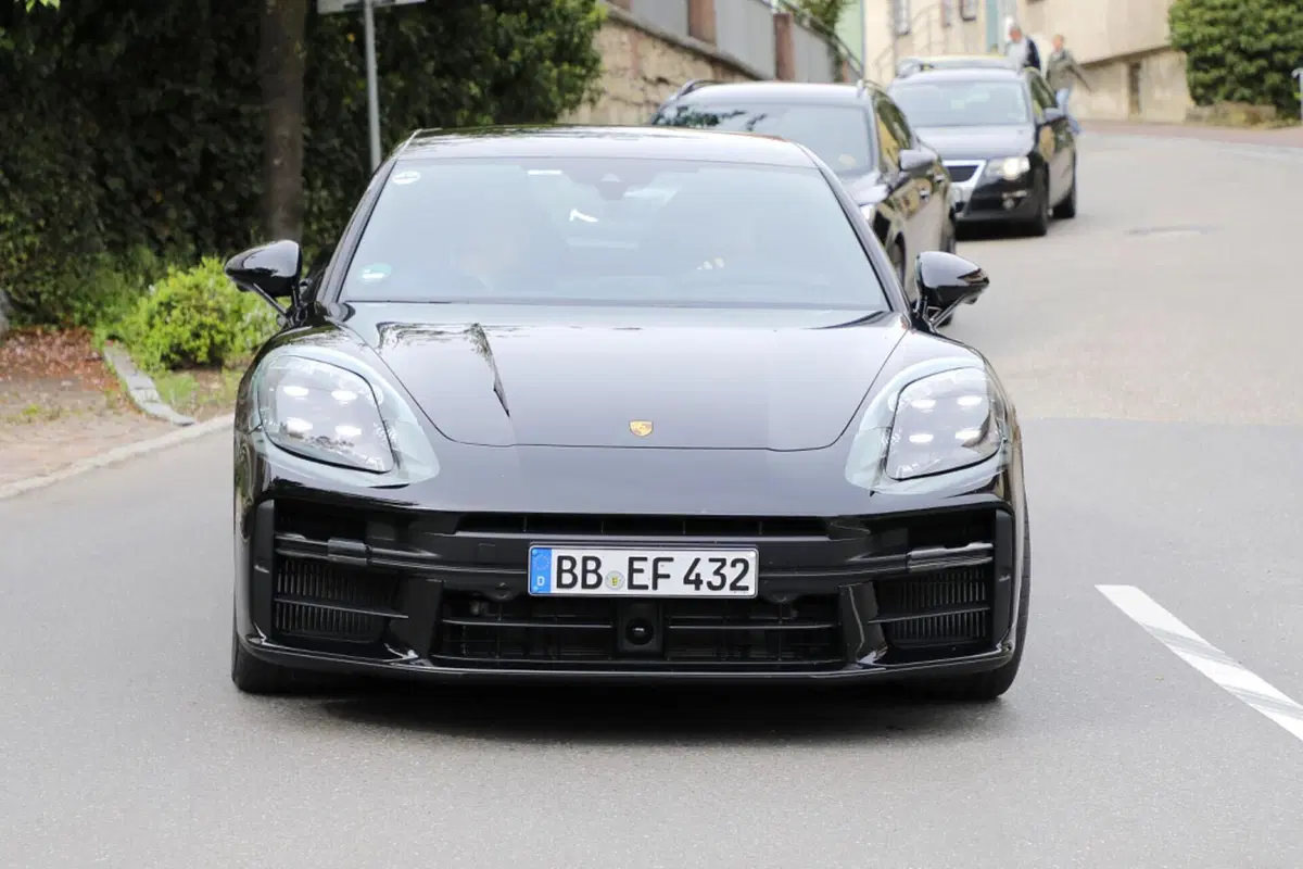 Porsche Panamera, la nuova generazione sarà Plug-In [Foto Spia] (11)