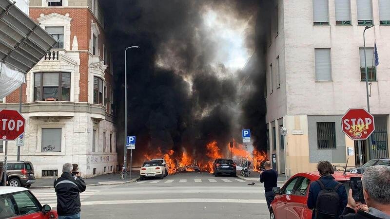Milano, esplode camion in centro: diverse altre vetture in fiamme [Video]