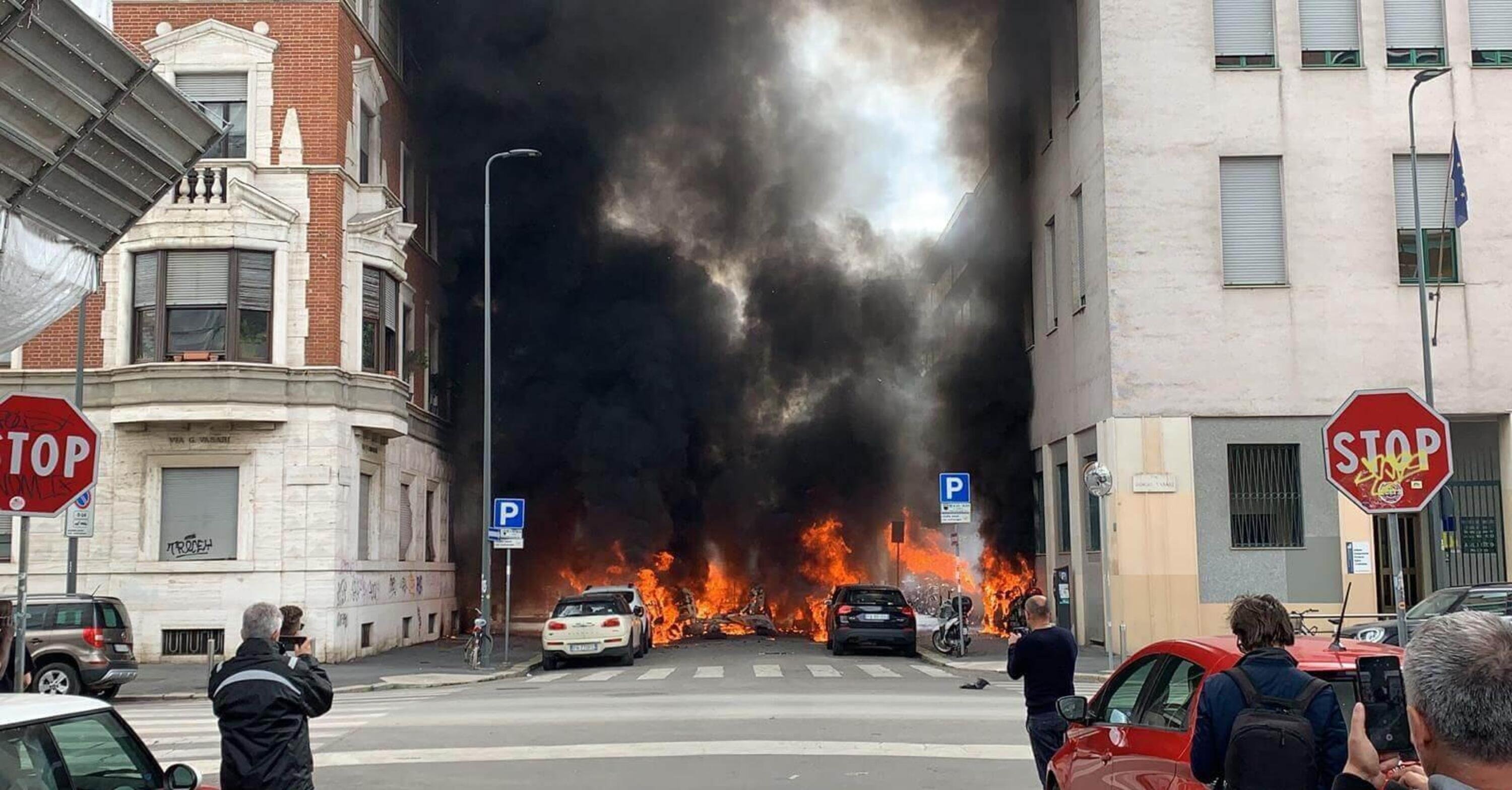 Milano, esplode camion in centro: diverse altre vetture in fiamme [Video]
