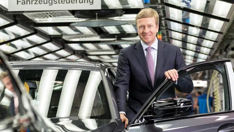 Oliver Zipse (CEO BMW) sulle elettriche: "Avete mai provato a stare dritti su un piede solo? 