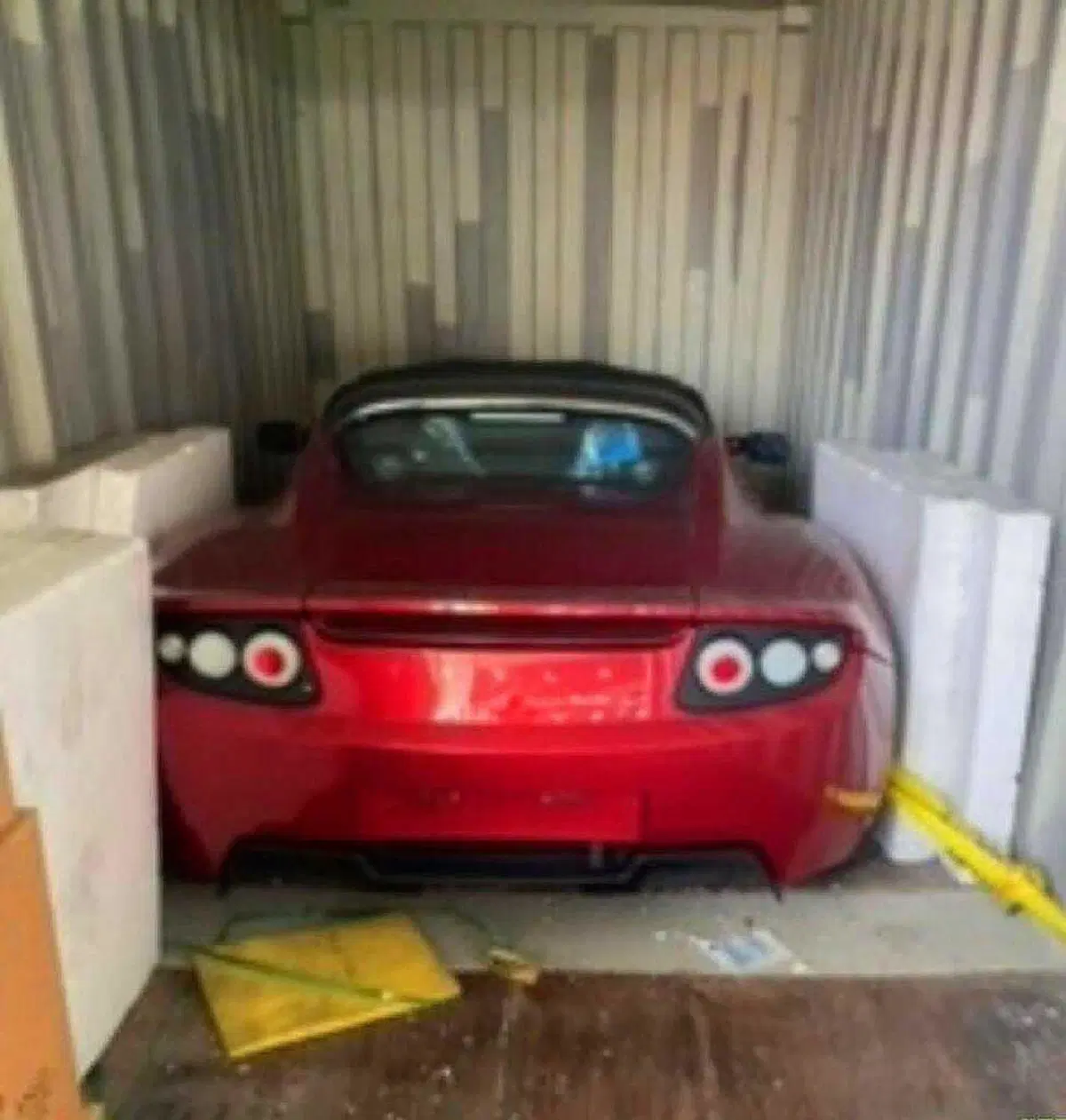 Tesla Roadster, abbandonate da nuove per 13 anni in un container (Cina, 2023)