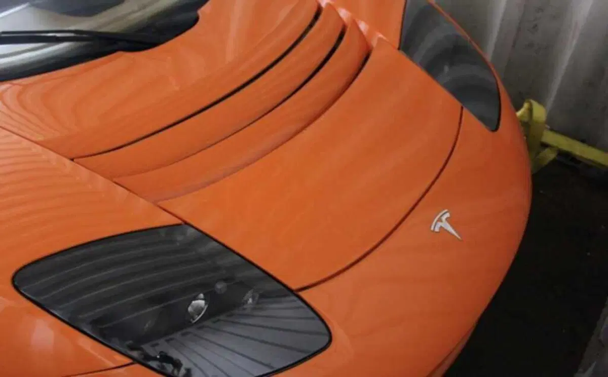 Tesla Roadster, abbandonate da nuove per 13 anni in un container (Cina, 2023) (5)