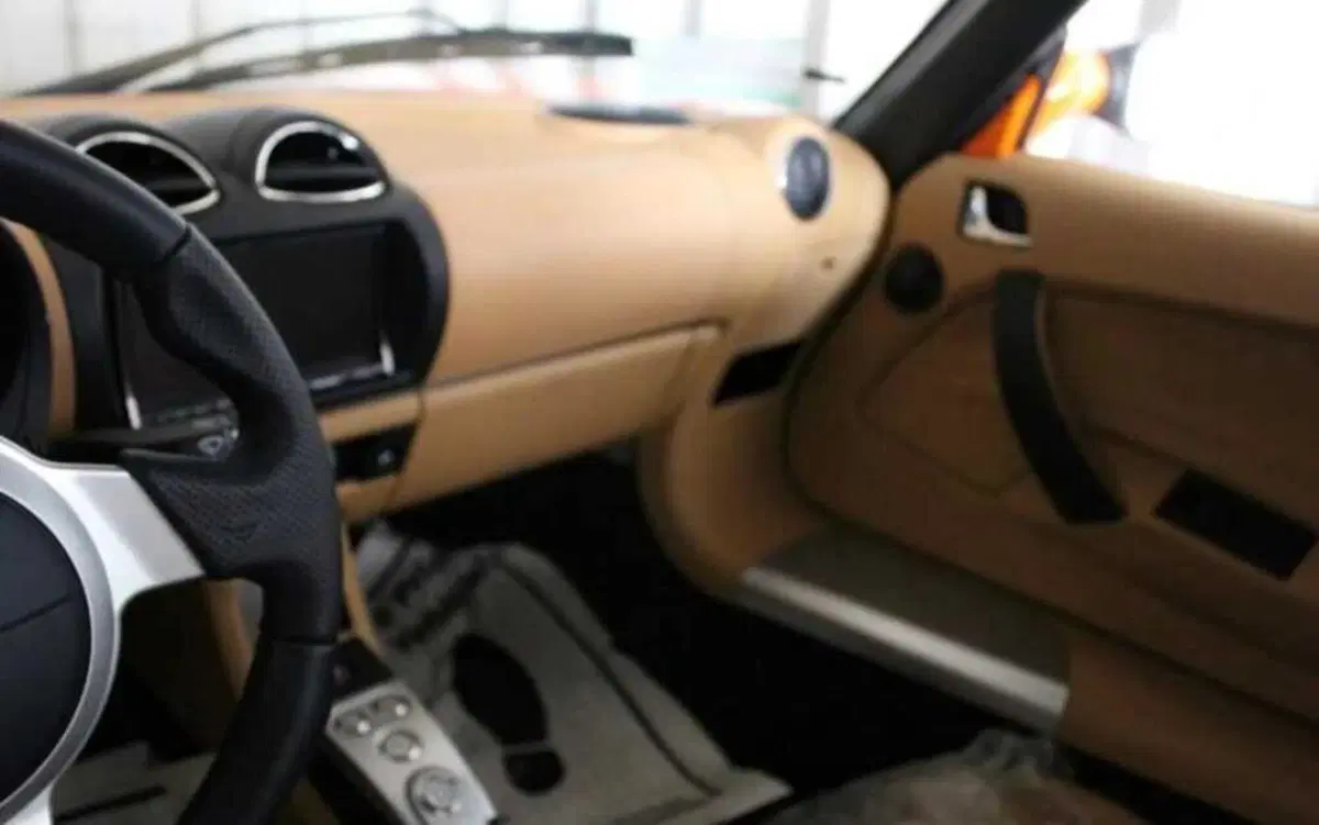Tesla Roadster, abbandonate da nuove per 13 anni in un container (Cina, 2023) (6)