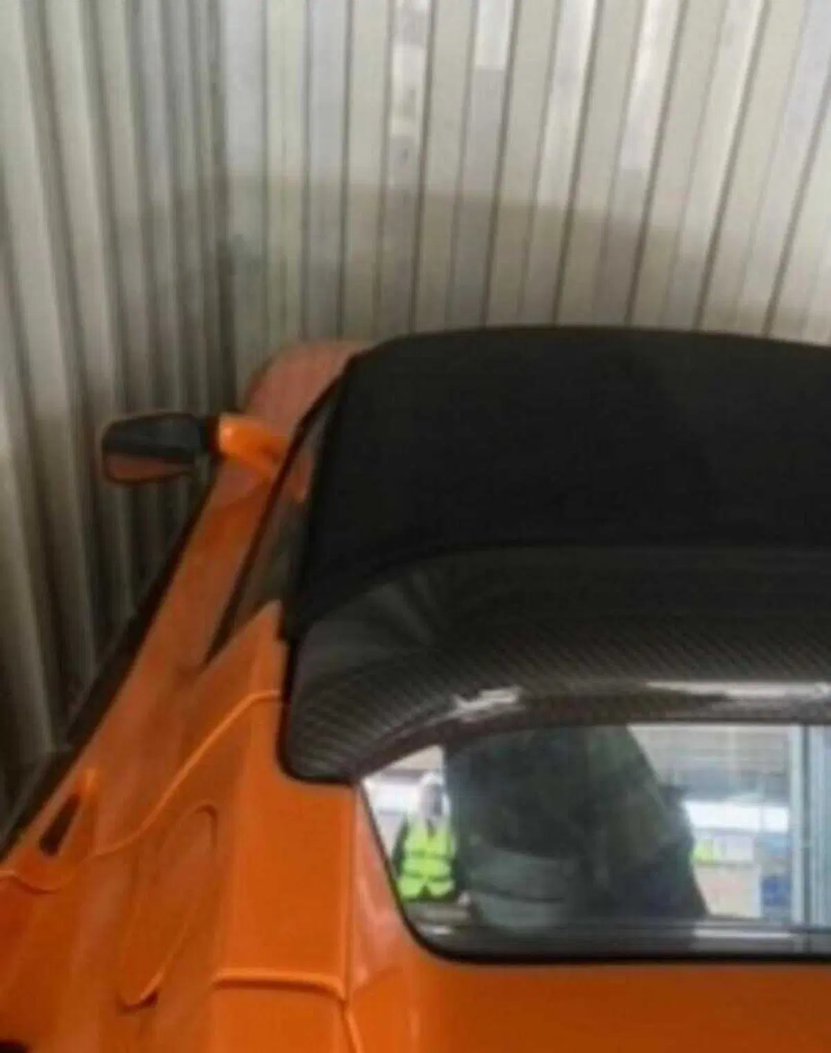 Tesla Roadster, abbandonate da nuove per 13 anni in un container (Cina, 2023) (7)
