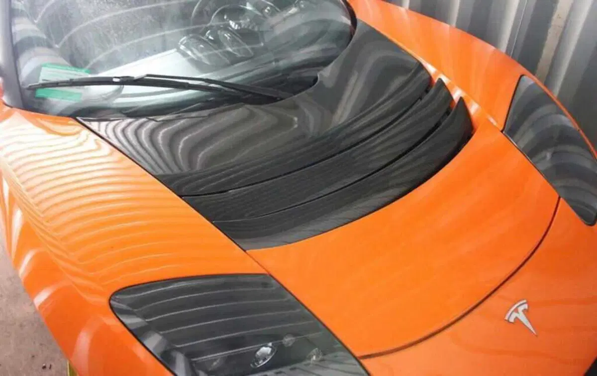 Tesla Roadster, abbandonate da nuove per 13 anni in un container (Cina, 2023) (8)