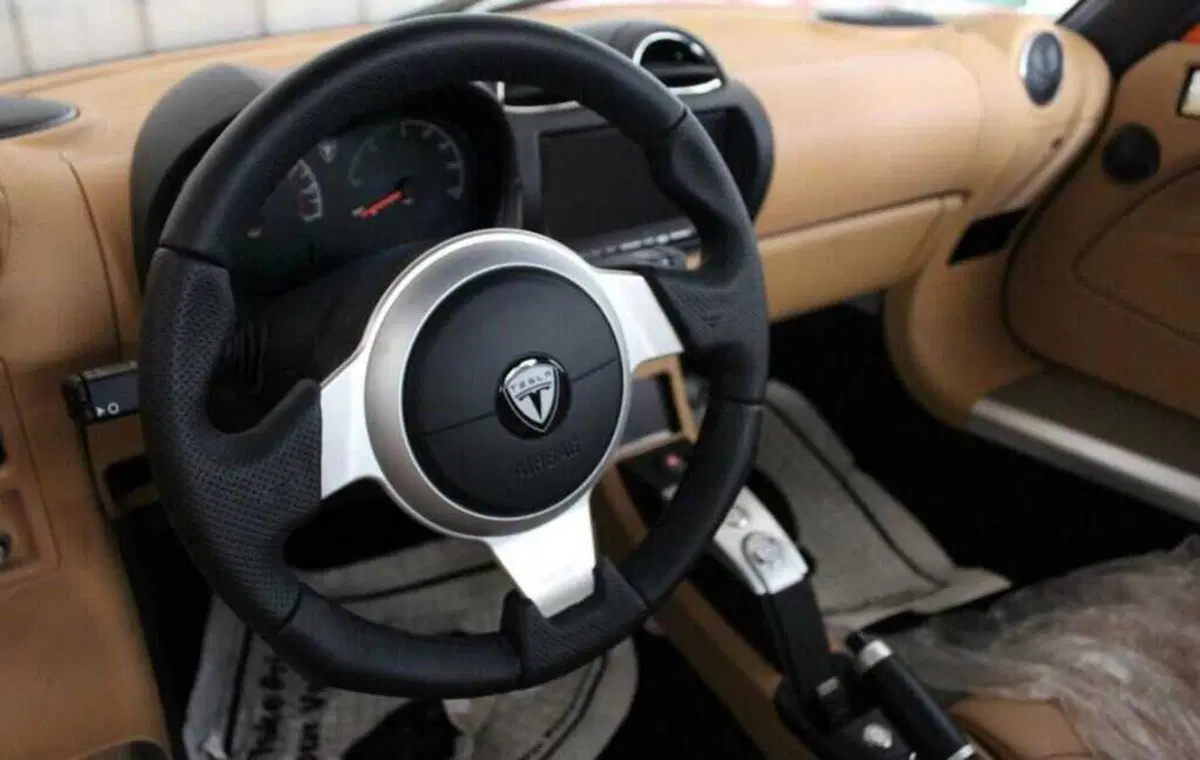 Tesla Roadster, abbandonate da nuove per 13 anni in un container (Cina, 2023) (9)
