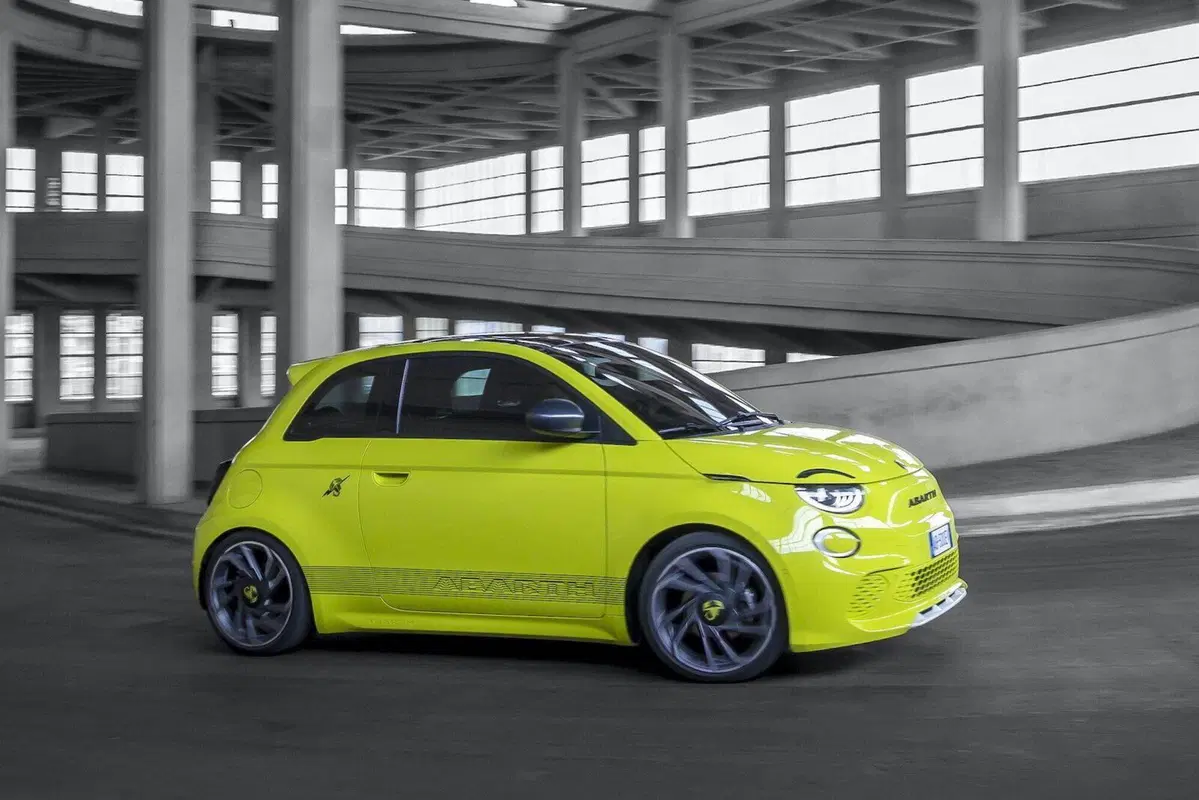 Scende in campo e le ha tutte contro: Nuova Abarth 500e Top e Flop 