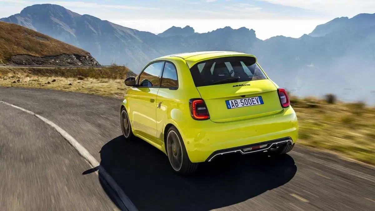 Scende in campo e le ha tutte contro: Nuova Abarth 500e Top e Flop  (3)