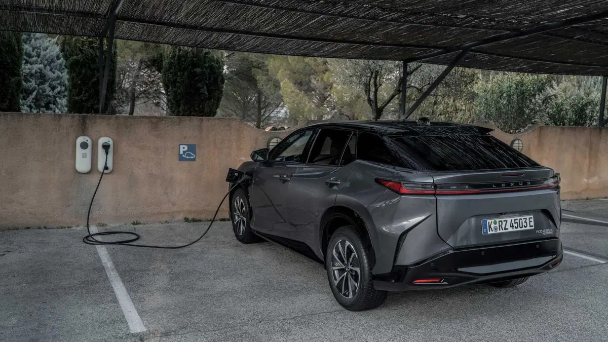 Lexus RZ (4)
