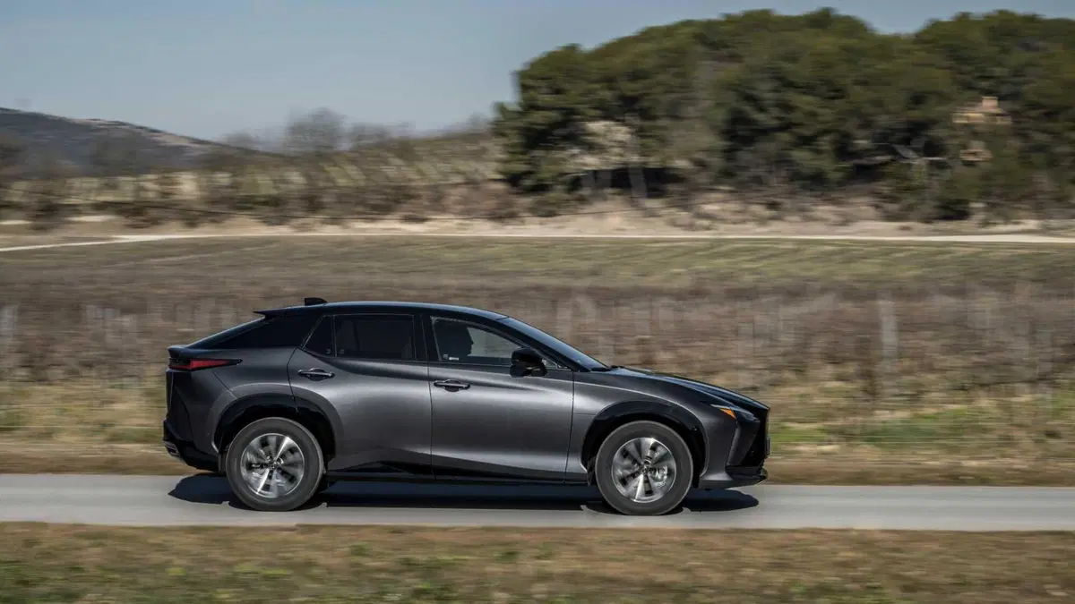 Lexus RZ (7)