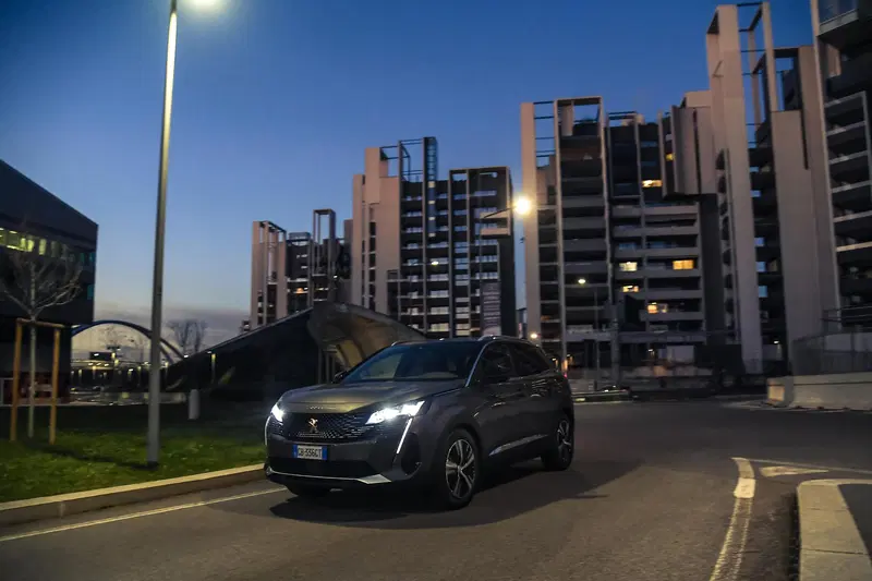 Peugeot 3008 in guida notturna