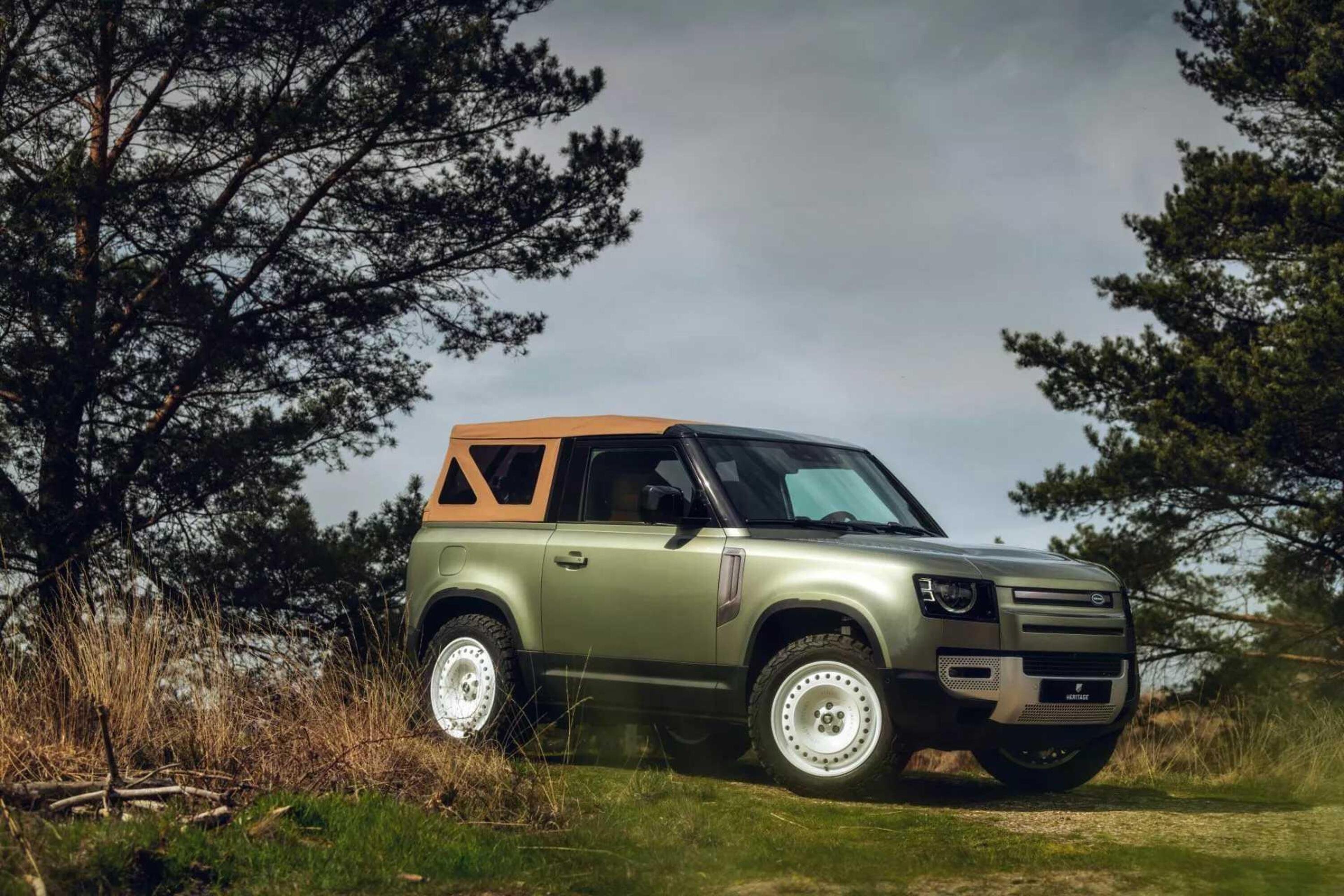 Land Rover Defender soft-top, ma costa 85.000 euro in pi&ugrave; del normale
