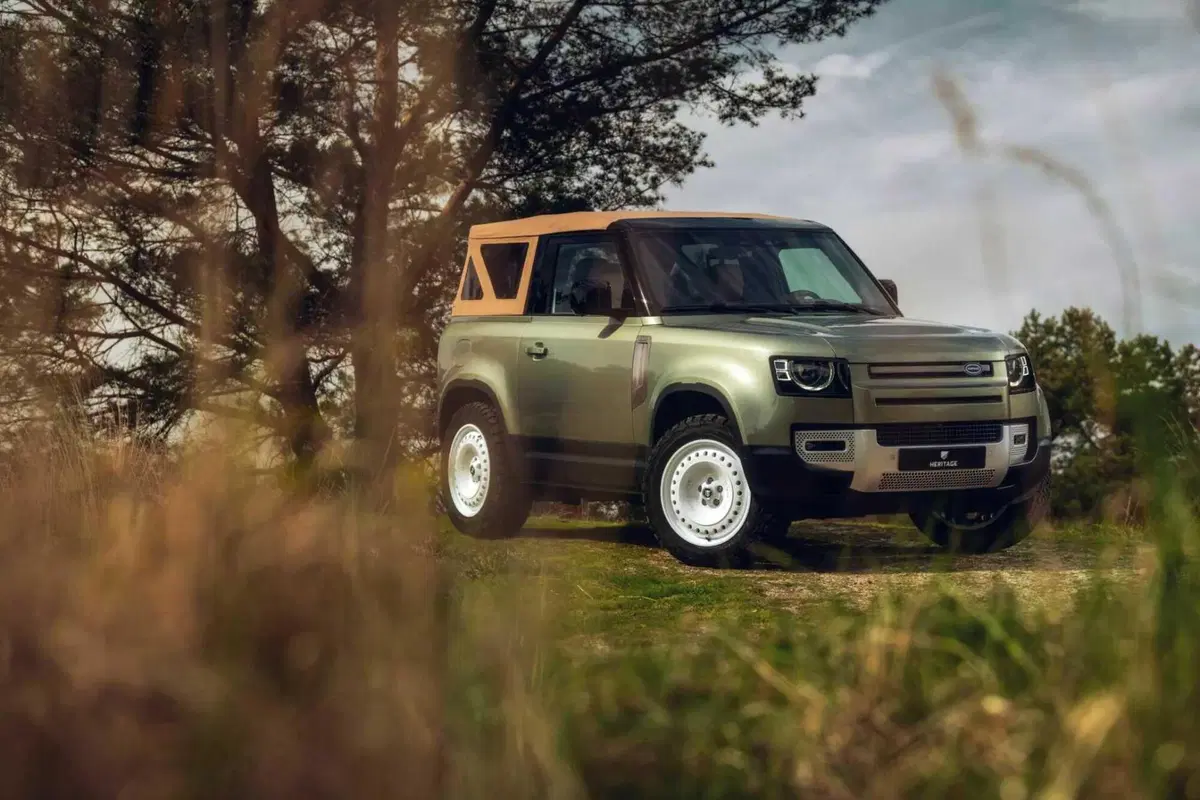 Land Rover Defender soft-top, ma costa 85.000 euro in più del normale (3)