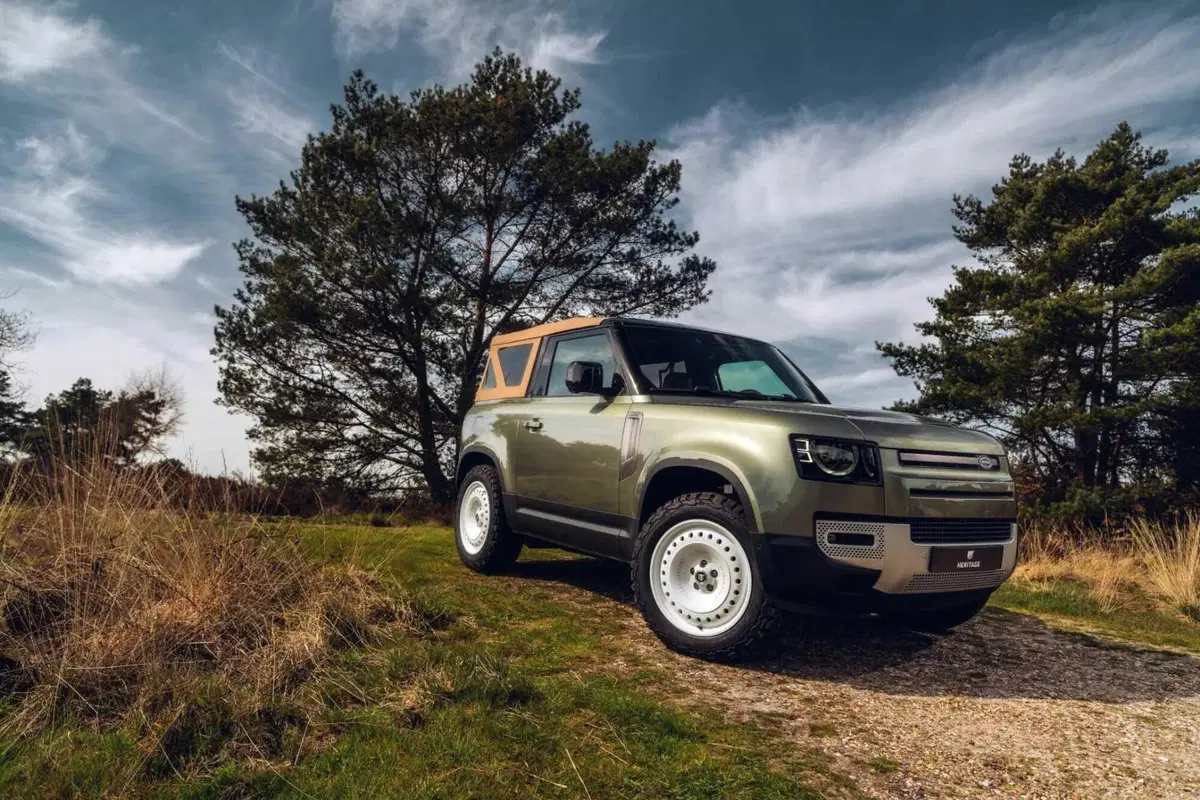 Land Rover Defender soft-top, ma costa 85.000 euro in più del normale (4)