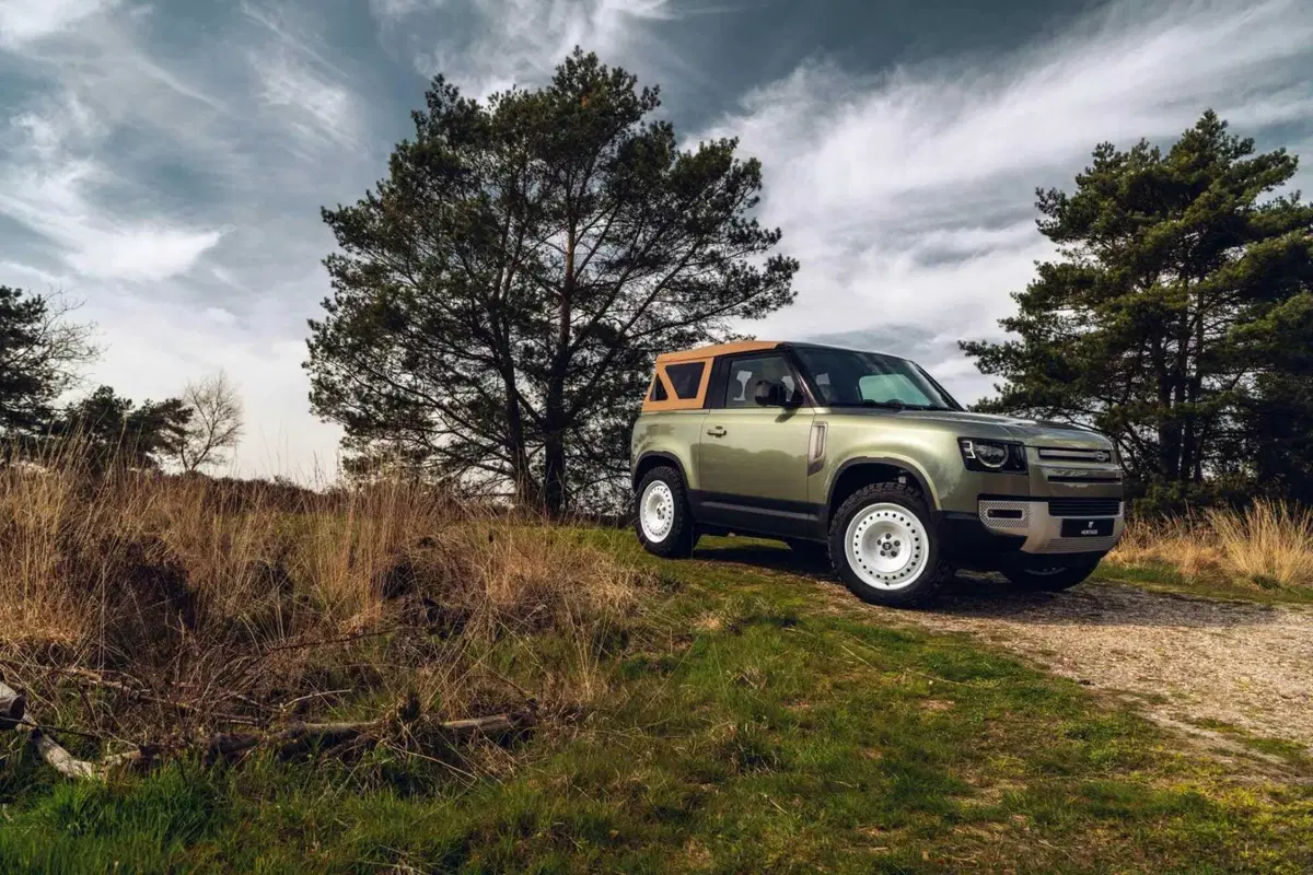 Land Rover Defender soft-top, ma costa 85.000 euro in più del normale (5)