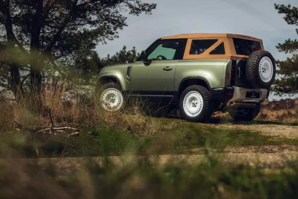 Land Rover Defender soft-top, ma costa 85.000 euro in più del normale (6)