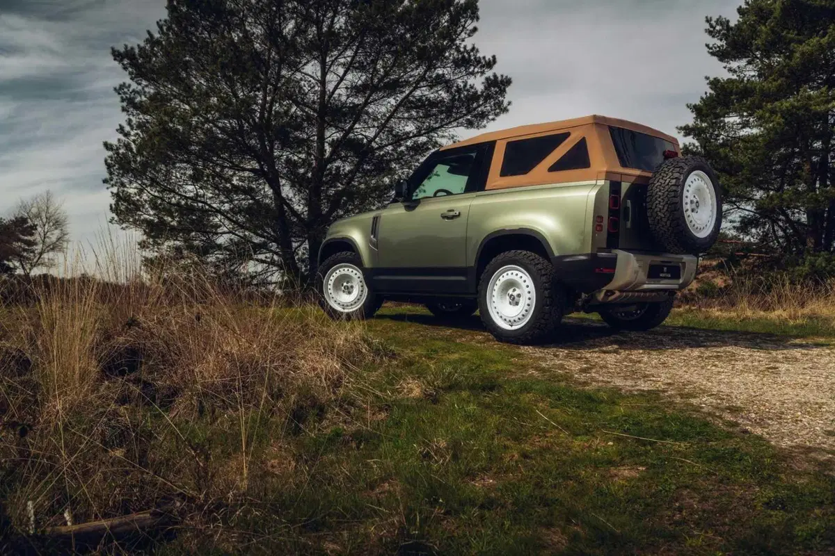 Land Rover Defender soft-top, ma costa 85.000 euro in più del normale (7)