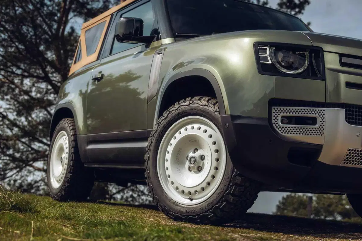 Land Rover Defender soft-top, ma costa 85.000 euro in più del normale (9)