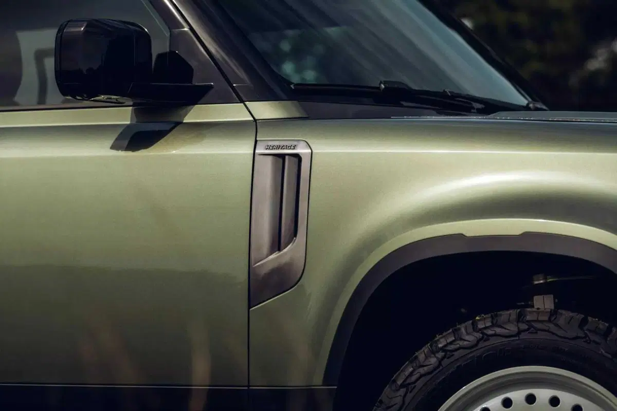 Land Rover Defender soft-top, ma costa 85.000 euro in più del normale (10)