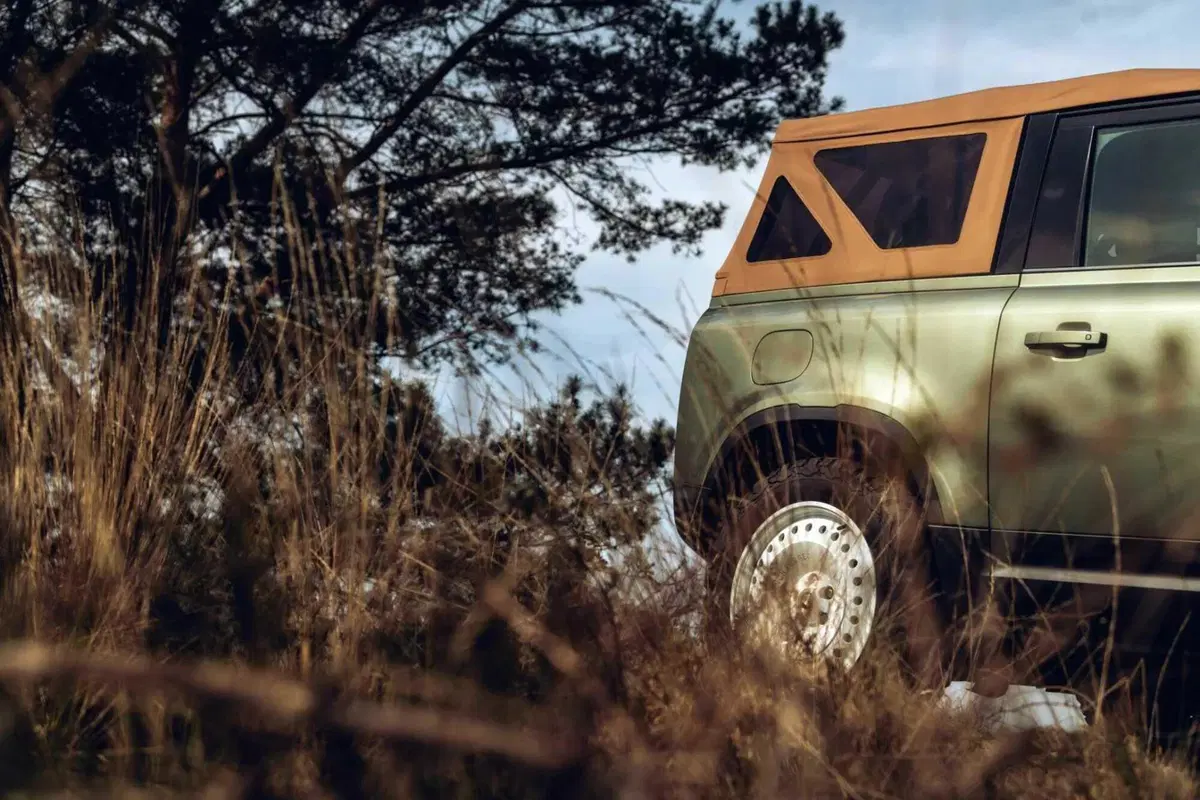 Land Rover Defender soft-top, ma costa 85.000 euro in più del normale (12)