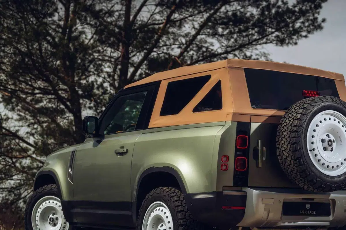 Land Rover Defender soft-top, ma costa 85.000 euro in più del normale (14)