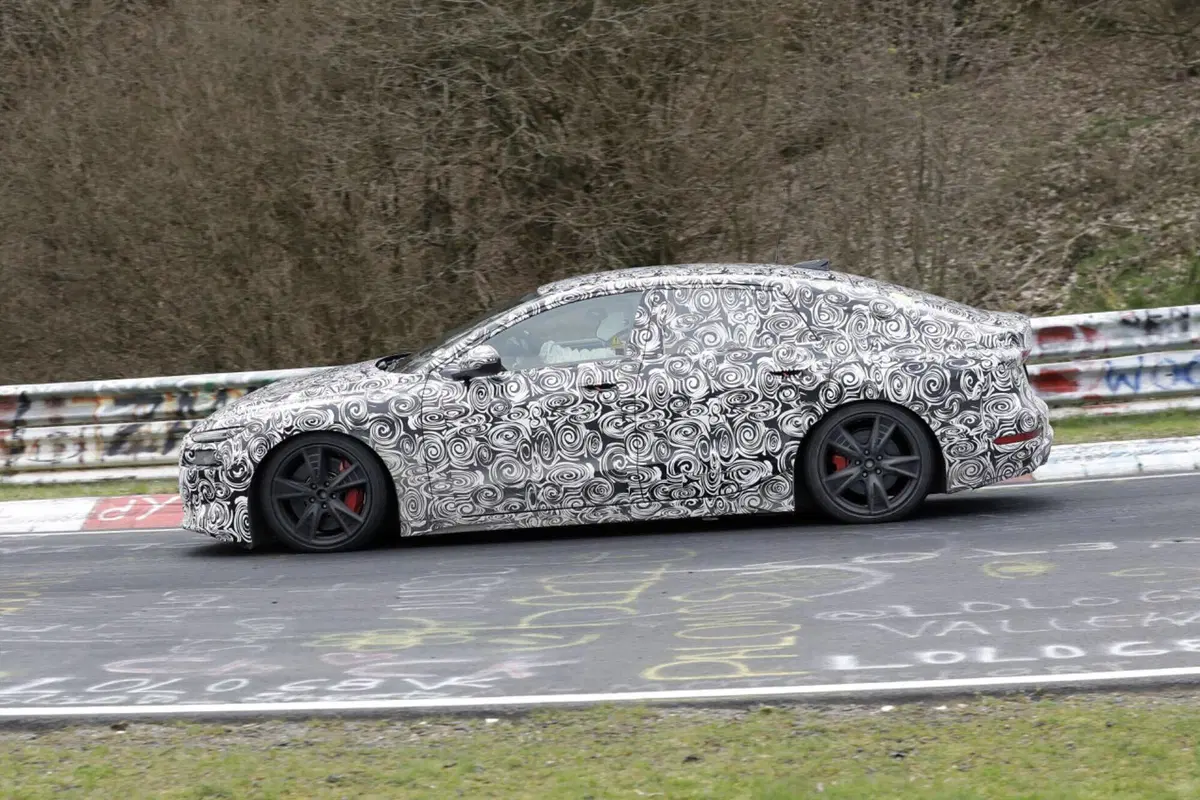 Audi RS6 E-Tron | In fase di test al Nurburgring [Foto Spia] (3)